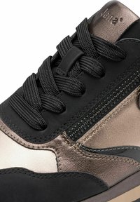 Baskets à lacets avec tige en textile noir, accents en bronze métallisé et fermeture à zip. Présente des éléments texturés et une semelle en caoutchouc robuste.