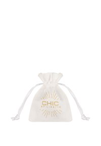 Bindebåndspose lavet af hvidt stof, med et guld logo "CHIC by LIRETTE" med solstråledesign. Glat tekstur, lille størrelse.