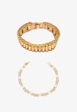 Dwie złote bransoletki z prostokątnymi ogniwami, jedna szeroka z ozdobnymi krawędziami, druga smukła z diamentowymi akcentami na łańcuszku.