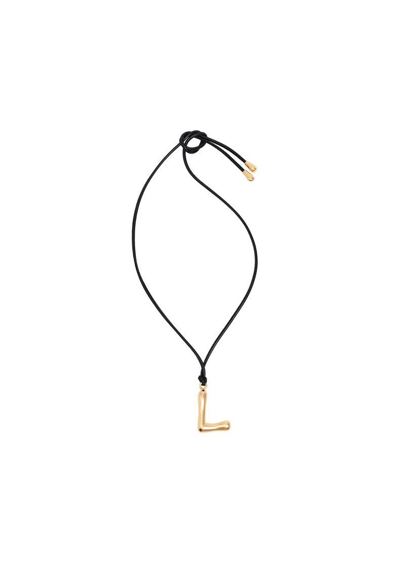 Pendente a forma di lettera "L" in tono oro su una collana con cordino nero, con una texture liscia e nodi scorrevoli regolabili per variare la lunghezza.