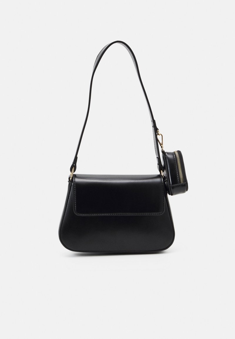 Czarna skórzana torba na ramię z odpinaną małą okrągłą saszetką na monety z złotym zamkiem, na prostym białym tle.