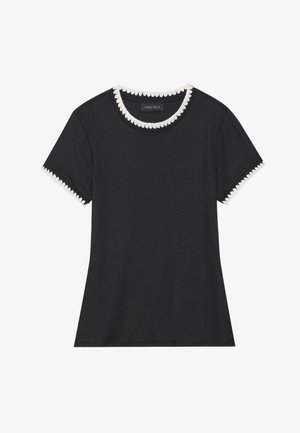 T-shirt noir avec texture côtelée, encolure ronde ornée de bordure festonnée blanche, et manches courtes avec accents festonnés assortis.