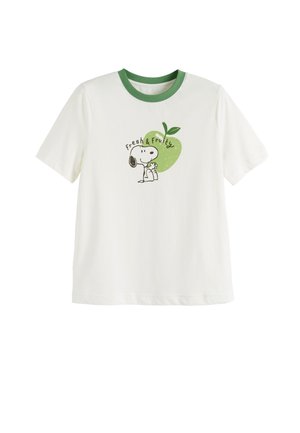 Wit T-shirt met korte mouwen en een groene kraag, met Snoopy die een klein bloemetje vasthoudt voor een grote groene appel, en de tekst "Fresh & Fruity."