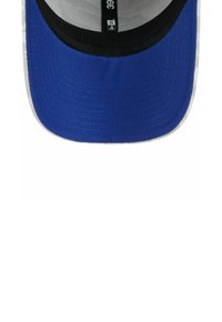 Blaues Cap mit einem schwarzen Schirm. Verfügt über eine strukturierte Krone und einen flachen Schirm. Das Innere zeigt ein graues Futter. Etikett im Inneren sichtbar.