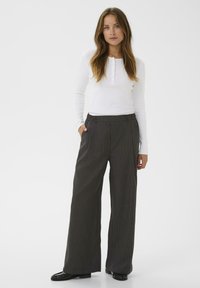 Zijde-brede, gestreepte broek in donkergrijs, met een hoge tailleband en een relaxed fit. Gepaard met een lange mouw witte henley-top.