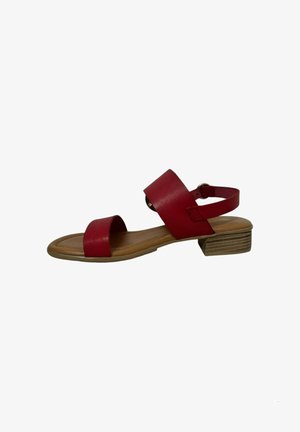 Sandalia de cuero rojo con dos correas ajustables, talón cerrado y un bajo tacón de madera. Textura suave con suela plana.