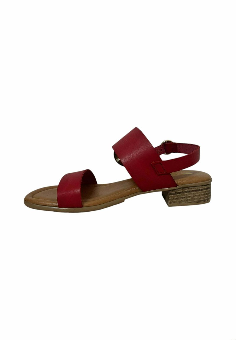 Sandalia de cuero rojo con dos correas ajustables, talón cerrado y un bajo tacón de madera. Textura suave con suela plana.