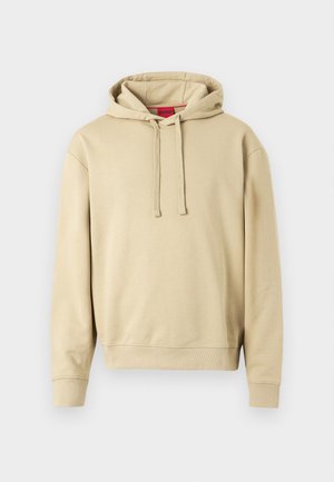 Beige Kapuzenpullover mit Kordelzügen und gerippten Bündchen, mit einem kleinen Logo auf der Brust und einem roten Etikett im Kragen.