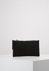 Schwarze Wildleder-Clutch mit flachem Design, akzentuiert durch einen metallisch goldenen Paillettenbesatz am oberen Rand. Glatte Textur, rechteckige Form.