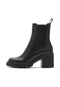 Czarne skórzane botki z elastycznymi panelami po bokach, masywnym słupkowym obcasem i wytrzymałą, chropowatą podeszwą. Zaprojektowane z myślą o trwałości i komforcie.