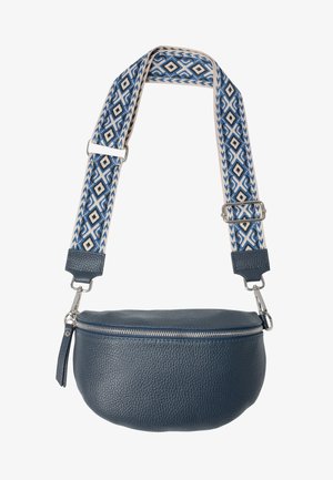 Banane en cuir bleu profond avec finition texturée, fermeture éclair et sangle décorative à motif. Forme arrondie, design compact.