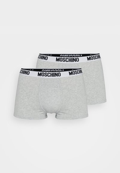 Boxer briefs de algodão cinza com uma faixa elástica de marca em preto e branco exibindo "MOSCHINO". Textura suave e design ajustado. Conjunto com duas peças.
