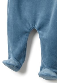 Pijama entero azul de tela suave con una textura lisa. Presenta pies redondeados con detalles antideslizantes y diseño fruncido en los tobillos.