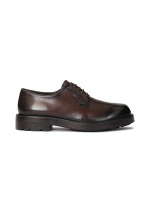 Chaussure habillée en cuir marron, à la finition lisse, au bout rond et au laçage. Équipée d'une semelle en caoutchouc noir robuste avec une bonne traction.