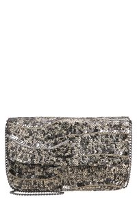 Clutch in paillettes argento e nero con design ondulato, tracolla in catena metallica e superficie testurizzata. Forma rettangolare con chiusura a pattina.