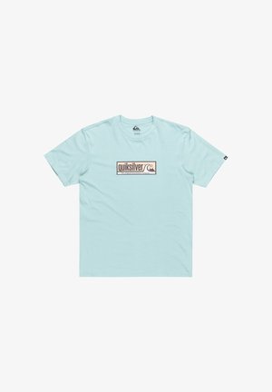 Lichtblauwe katoenen T-shirt met een rechthoekig Quiksilver-logo in bruin en crème in het midden. Korte mouwen, normale pasvorm, ronde hals.