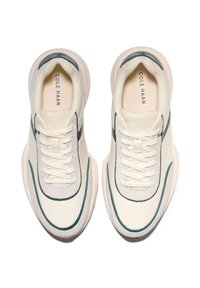 Cremfarbene Sneaker mit marineblauen Akzenten, ausgestattet mit einem glatten Lederobermaterial, Schnürsenkeln und einer gepolsterten Sohle. Branding auf der Innensohle.