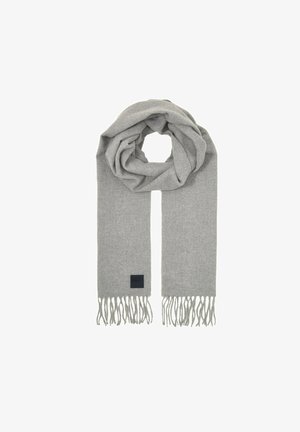 Écharpe en laine grise avec des extrémités à franges et une étiquette carrée noire. Texture douce, forme rectangulaire allongée et design minimaliste.