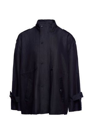 Schwarze langärmelige Jacke mit hohem Kragen, Druckknöpfen vorne, zwei aufgesetzten Taschen vorne und mit Knopfriegeln an den Ärmeln.