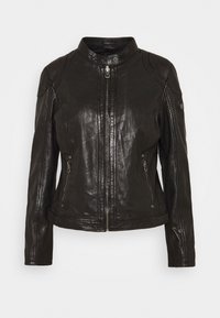 Giacca di pelle nera con colletto alto, chiusura con zip frontale e tasche laterali. Presenta dettagli cuciti sulle spalle e un design aderente.