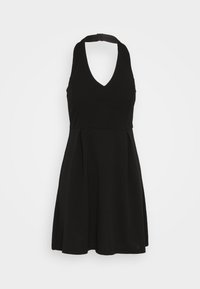 Czarna sukienka bez rękawów z dekoltem w kształcie litery V i ramiączkiem na szyję. Posiada plisowaną spódnicę i średniej długości dół. Wykonana z miękkiego, gładkiego materiału.