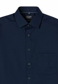 Marineblaue, knöpfbare Hemd mit modernem Schnitt, strukturierter Stoff und einer Tasche auf der linken Brust; mit passenden Knöpfen und klassischem Kragen.