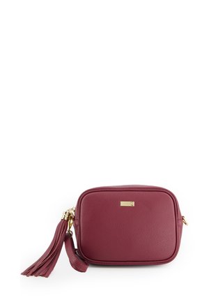 Bordeaux læder crossbody taske med struktureret overflade, guldfarvet hardware og en dekorativ kvast. Firkantet form med lynlås lukning.