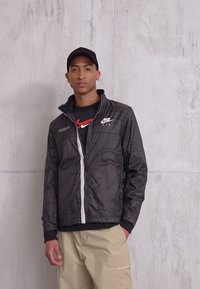 Nike Sportswear Corta-vento - anthracite/light bone