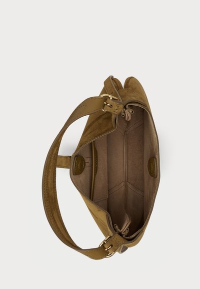 Smeđa zamšasta torba s glatkim kožnim remenom, otvorenim dizajnom i prostranim unutarnjim prostorom s bočnim džepovima i mekanom podstavom.