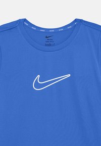 Blå Nike Dri-FIT t-skjorte med rund hals, som har en hvit Swoosh-logo på forsiden og merkeband i nakken. Glatt tekstur.