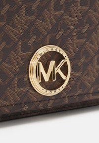 MICHAEL Michael Kors DELANCEY - Cross body bag - brown