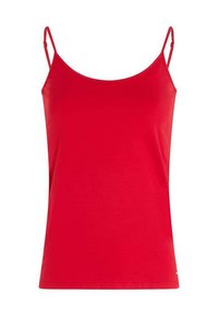 Débardeur rouge à fines bretelles, en tissu lisse, avec une silhouette ajustée et un ourlet droit. Aucun motif ni ornement visible.