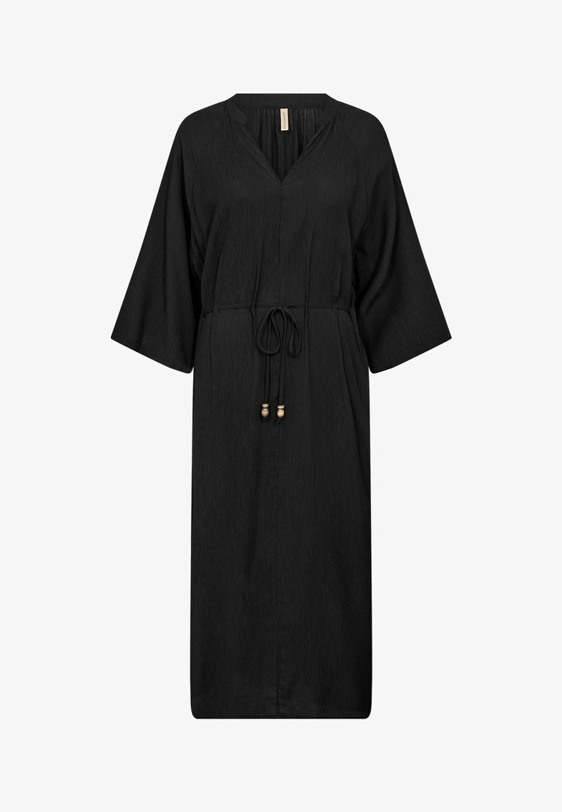 Mustast trikoodist V-kaelusega kleit, laiade kolmeveerandvarrukatega, tekstuurse kangaga ja reguleeritava taljerihmaga, millel on puidust helmesed.