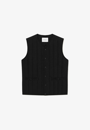Must värvitu särgita vest V-kaelusega, nööbikinnitusega, tikitud tekstuuriga ja kahe esitaskuga; disainielemendina sisaldab vertikaalse õmbluse detaili.