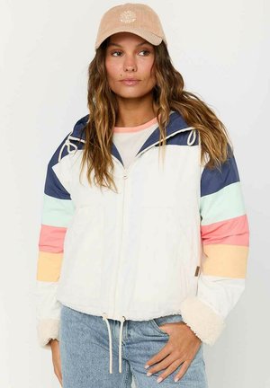 Chaqueta blanca ligera con rayas horizontales multicolores en azul marino, rosa pastel, verde y naranja. Puños suaves y esponjosos y capucha ajustable.