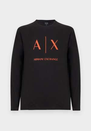 Tricou negru cu mâneci lungi și guler rotund, având un logo roșu „A|X” și textul „Armani Exchange” centrat pe partea din față.