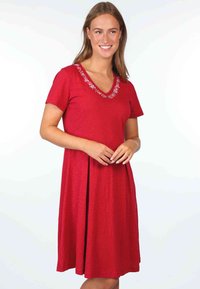 Rotes Kurzarmkleid mit V-Ausschnitt und floralem Stickerei rund um den Kragen. Ausgestellter Schnitt, weicher Stoff, knielang.