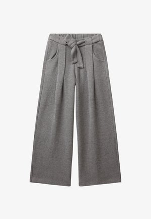 Pantaloni larghi grigi realizzati in tessuto morbido, dotati di una cintura da annodare davanti, pieghe e due tasche laterali. Texture liscia con un design casual.