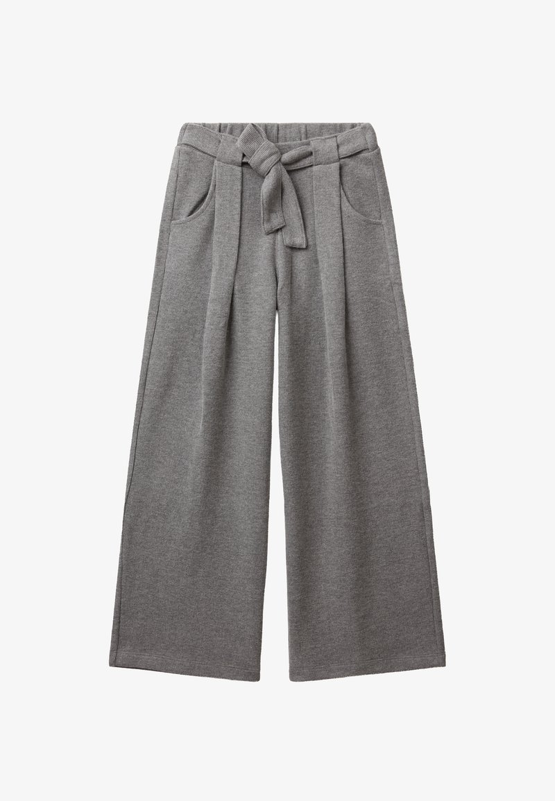 Šedé široké kalhoty vyrobené z měkké tkaniny, s předním vázačkovým pásem, záhyby a dvěma bočními kapsami. Hladká textura s ležérním designem.