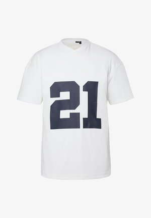 Biała sportowa koszulka z krótkim rękawem i dekoltem w serek, z dużą czarną liczbą 21 nadrukowaną na środku przodu.