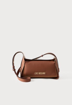 Braune Lederschultertasche mit verstellbarem Riemen und goldenem "LOVE MOSCHINO"-Logo auf der Vorderklappe vor weißem Hintergrund.