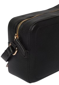 Borsa a tracolla in pelle nera con finitura strutturata, cerniera dorata e tracolla regolabile. Forma quadrata con angoli rinforzati e design pulito.