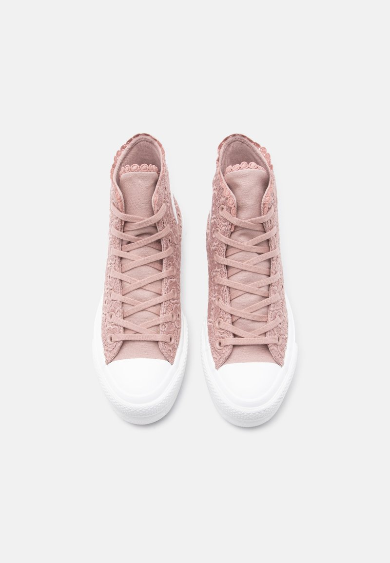 Coppia di sneaker alte rosa con puntali in gomma bianca e dettagli intricati di pizzo su sfondo bianco.