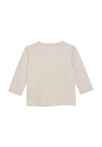 Helles beige Langarmhemd mit rundem Halsausschnitt und geradem Saum. Weiche, gerippte Textur ohne sichtbare Muster oder Akzente.