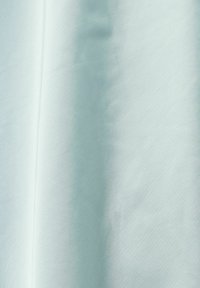 Ljust blått tyg med en mjuk textur och lätt lyster, med subtila färgvariationer och en mjuk drapering.
