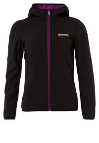 Veste softshell noire avec capuche, fermeture éclair et doublure violettes, deux poches zippées, et logo « Regatta Great Outdoors » sur la poitrine.