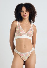 Bralette och stringtrosa-set med spetsdetaljer i genomskinlig ljusrosa med blommig broderi i nyanser av orange och grönt. Justerbara axelband.