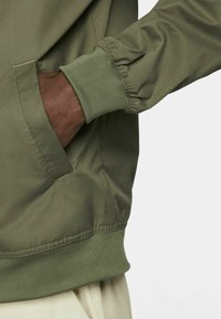 Nike Sportswear Bomber bunda - olive