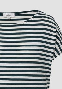 Gestreepte t-shirt in donkergroen en wit, met een ronde halslijn en korte mouwen, gemaakt van zachte, lichte stof.