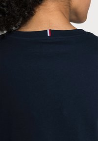 Tommy Hilfiger HERITAGE CREW NECK TEE - Basic T-shirt - sky captain